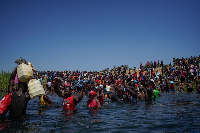AFP/„Scanpix“ nuotr./JAV pradėjo masiškai siųsti iš Teksaso haitiečius migrantus