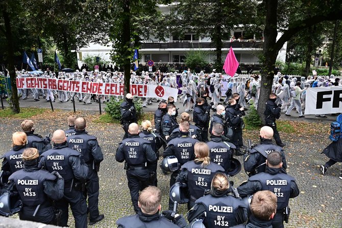 AFP/„Scanpix“ nuotr./Protestas prieš automobilių parodą Miunchene