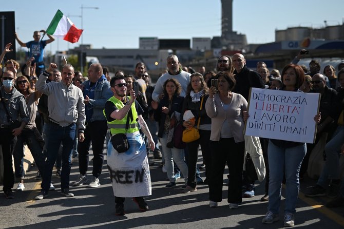 AFP/„Scanpix“ nuotr./Protestai prieš naujus COVID-19 reikalavimus Italijoje