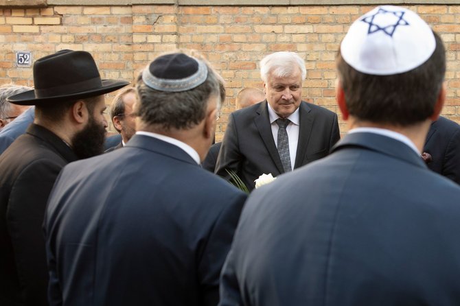 AFP/„Scanpix“ nuotr./H.Seehoferis susitinka su žydų bendruomene Halės mieste