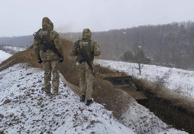 „Scanpix“/AP nuotr./Ukrainos pasieniečiai prie sienos su Rusija