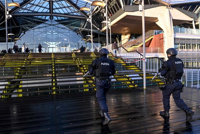 AFP/„Scanpix“ nuotr./Antverpene patruliuoja ginkluoti policininkai