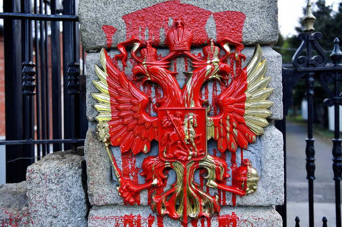 „Reuters“/„Scanpix“ nuotr./Raudonais dažais aptaškytas Rusijos herbas ant ambasados vartų Dubline