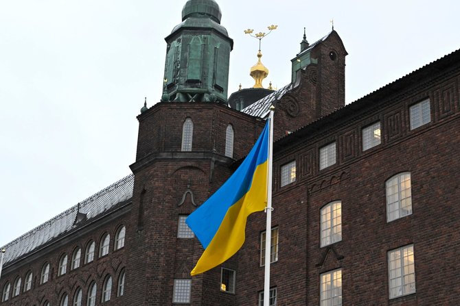 AFP/„Scanpix“ nuotr./Stokholme prie rotušės iškelta Ukrainos vėliava