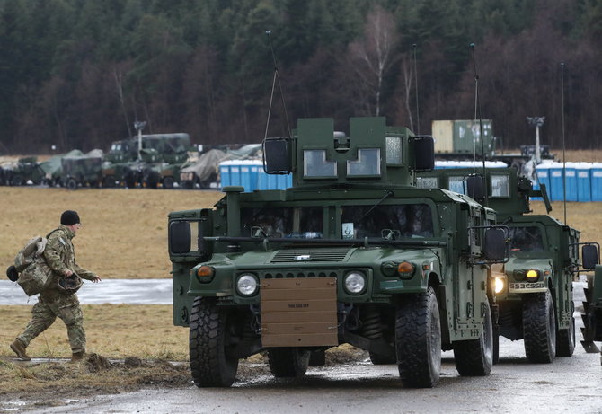 „Reuters“/„Scanpix“ nuotr./Visureigiai „Humvee“ Lenkijoje