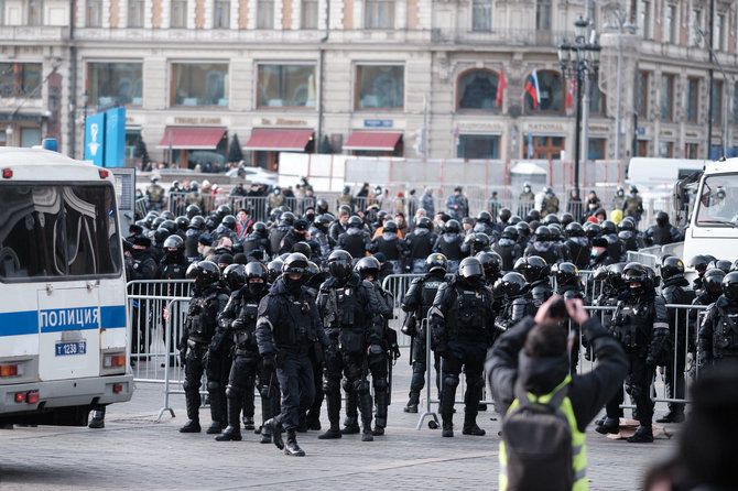 „Scanpix“/„SIPA“ nuotr./Rusijoje gniaužiami bet kokie protestai prieš karą
