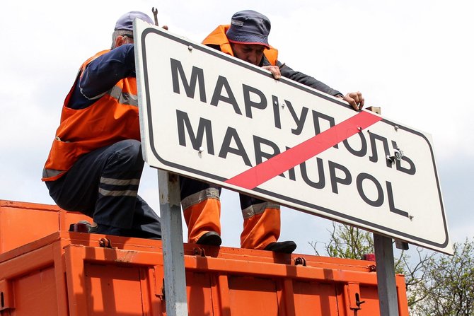 AFP/„Scanpix“ nuotr./Mariupolyje nuimami ukrainietiški kelio ženklai