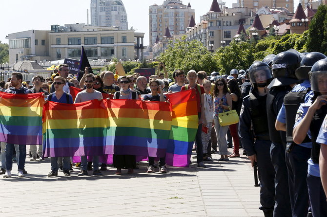 „Reuters“/„Scanpix“ nuotr./LGBT bendruomenės paradas Kijeve 2015 metų vasarą
