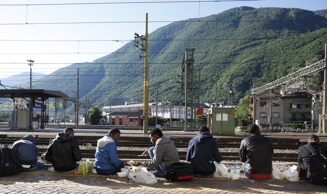 „Reuters“/„Scanpix“ nuotr./Migrantai šiaurinės Italijos sienos link dažniausiai keliauja traukiniais.