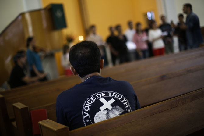 „Scanpix“/AP nuotr./Migrantai Europoje priima krikštą