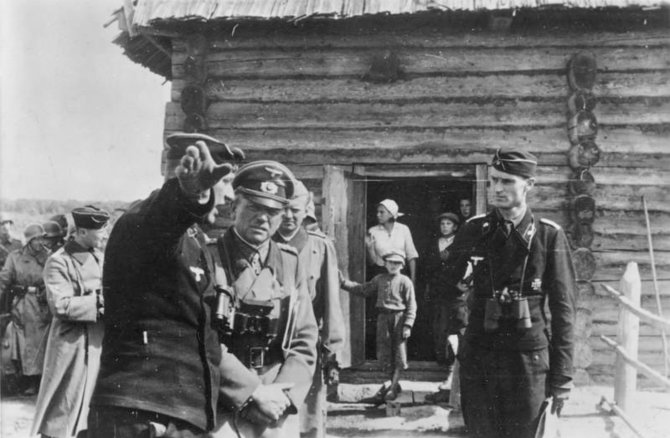 „Twitter“ nuotr./Nacistinės Vokietijos kariai Ukrainoje 1941 metais