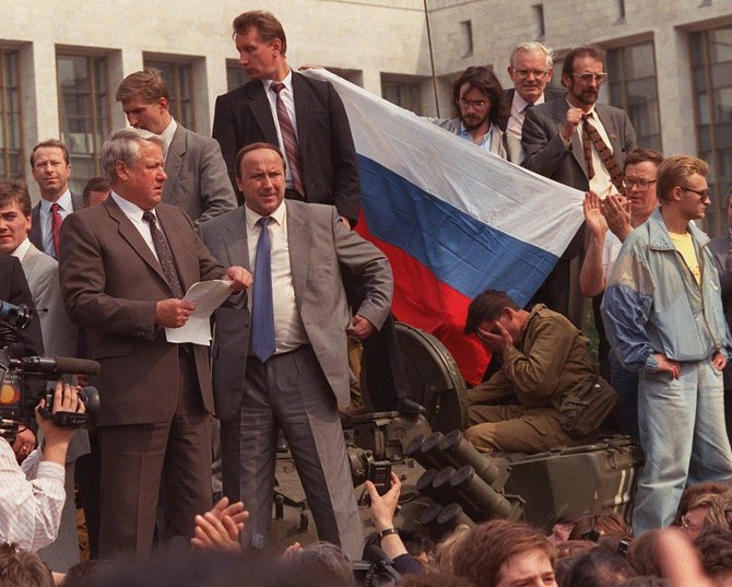 „Twitter“ nuotr./Viktoras Zolotovas (tamsiu švarku) ant tanko su Borisu Jelcinu