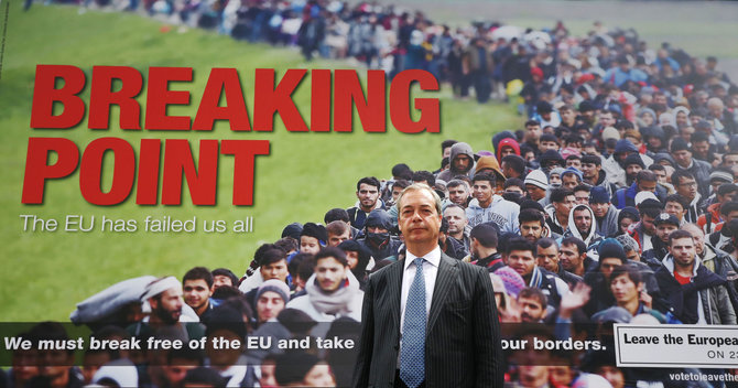„Scanpix“/„PA Wire“/„Press Association Images“ nuotr./Nigelas Farage'as prie daug aistrų sukėlusio agitacinio plakato
