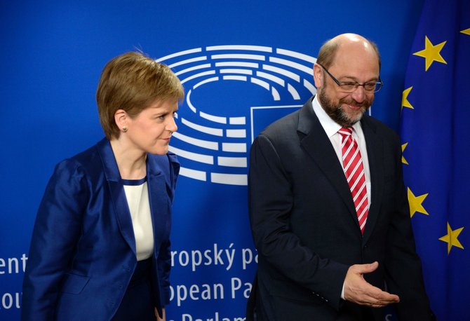 AFP/„Scanpix“ nuotr./Nicola Sturgeon ir Martinas Schulzas