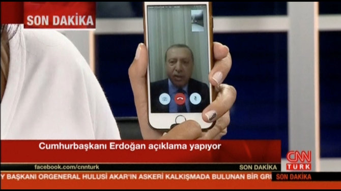 „Reuters“/„Scanpix“ nuotr./R.T.Erdoganas į šalį kreipėsi per išmaniąją programėlę „FaceTime“