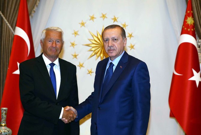 AFP/„Scanpix“ nuotr./Thorbjornas Jaglandas ir Recepas Tayyipas Erdoganas