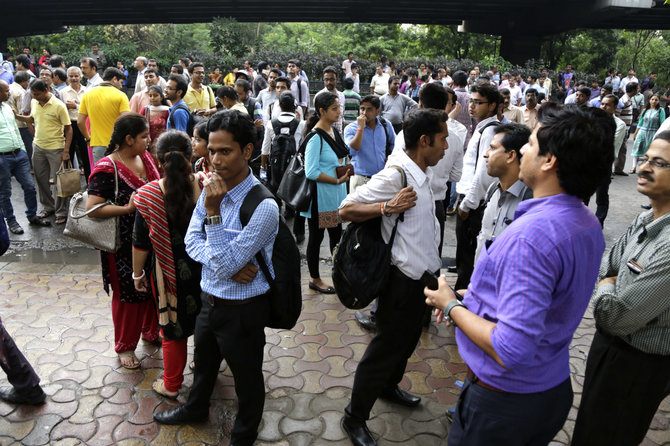 „Scanpix“/AP nuotr./Drebėjimas buvo justi ir Indijos didmiestyje Kalkutoje