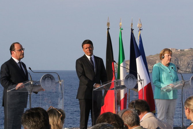 „Scanpix“/„Sipa USA“ nuotr./F.Hollande'as, M.Renzi ir A.Merkel ant lėktuvnešio „Garibaldi“ denio