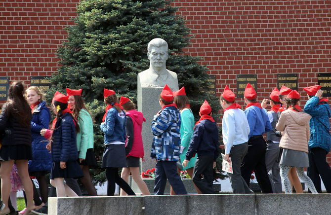 „Scanpix“ nuotr./Mokyklinukai prie J.Stalino biusto Raudonojoje aikštėje