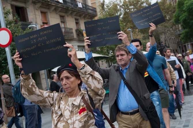 AFP/„Scanpix“ nuotr./Protestai Barselonoje prieš parodą
