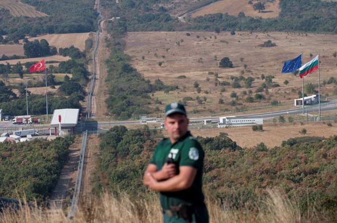 AFP/„Scanpix“ nuotr./Bulgaras policininkas prie šalies sienos su Turkija