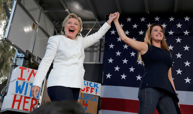 „Reuters“/„Scanpix“ nuotr./Hillary Clinton su Alicia Machado