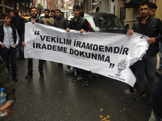 Augustino Šulijos nuotr./Protestas prie HDP būstinės Stambule