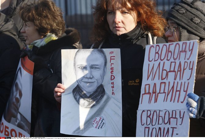 AFP/„Scanpix“ nuotr./Demonstrantai reikalauja paleisti Ildarą Dadiną