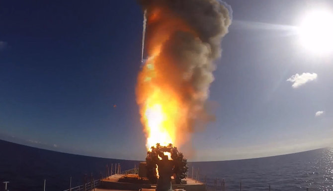 AFP/„Scanpix“ nuotr./Iš fregatos „Admiral Grigorovič“ į Siriją paleidžiama kruizinė raketa