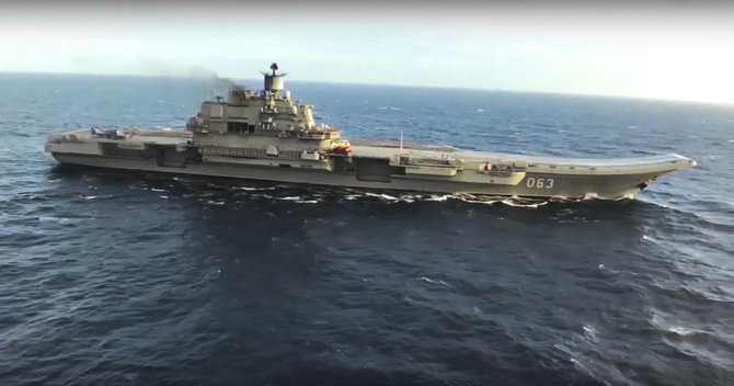 „Reuters“/„Scanpix“ nuotr./Lėktuvnešis „Admiral Kuznecov“ Viduržemio jūroje