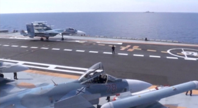 „Scanpix“/AP nuotr./Rusijos naikintuvai ant lėktuvnešio „Admiral Kuznecov“ denio