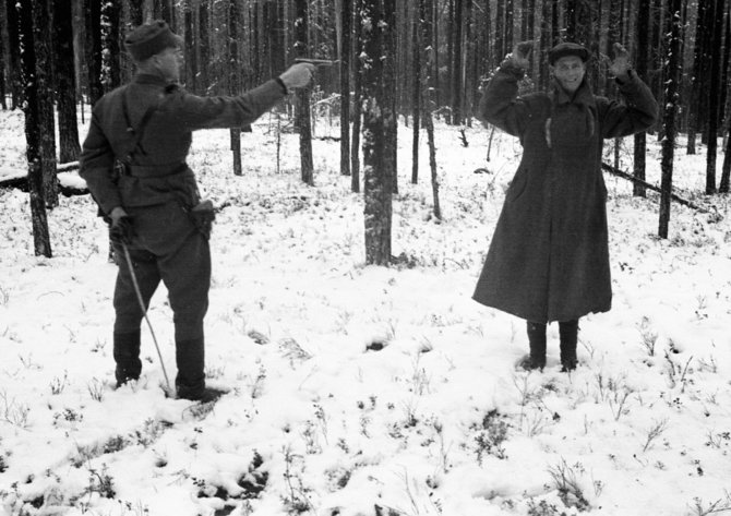 „Scanpix“ nuotr./Suomijos karys ruošiasi nušauti iš jo besijuokiantį sovietų šnipą (1942 metai).