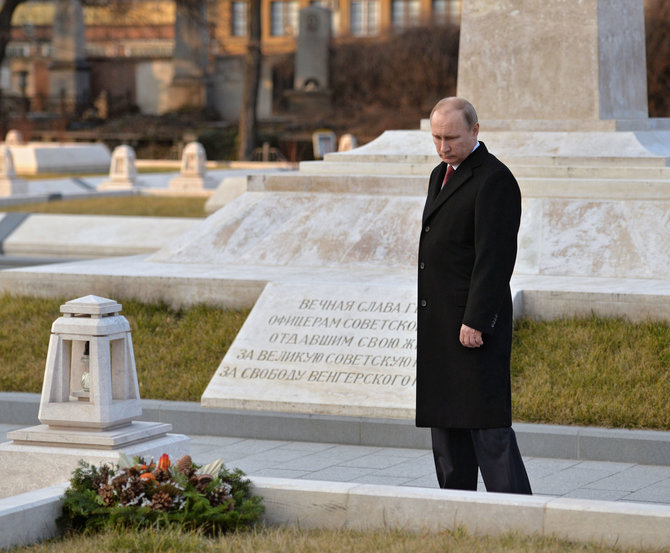 „Scanpix“/„RIA Novosti“ nuotr./V.Putinas prie sovietinio karo memorialo Budapešte 2015 metais.