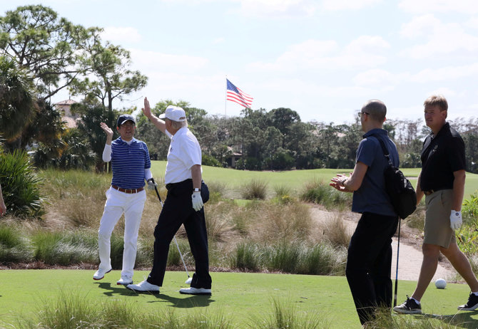 „Reuters“/„Scanpix“ nuotr./D.Trumpas žaidžia golfą su Japonijos premjeru Shinzo Abe