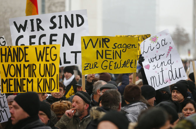 „Reuters“/„Scanpix“ nuotr./Prieš A.Merkel migracijos politiką protestuojantys Vokietijos rusakalbiai