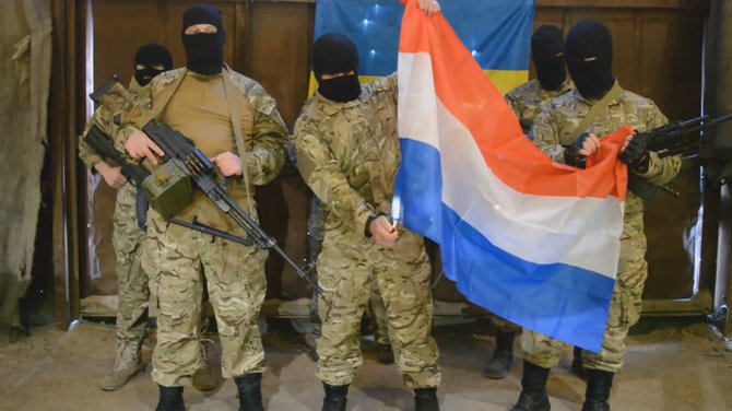 „Facebook“ nuotr./Tariami bataliono „Azov“ kovotojai degina Nyderlandų vėliavą
