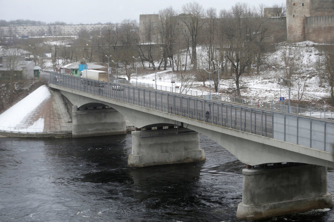 „Reuters“/„Scanpix“ nuotr./Narvą nuo Rusijos skiriantis tiltas