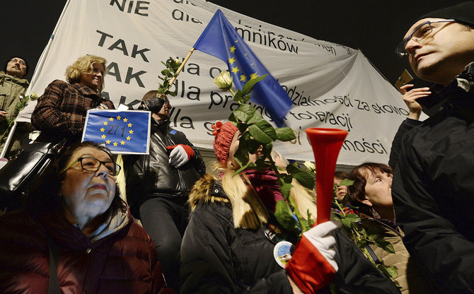 „Scanpix“/AP nuotr./Lenkijos opozicijos rėmėjai Varšuvoje džiaugėsi D.Tusko perrinkimu