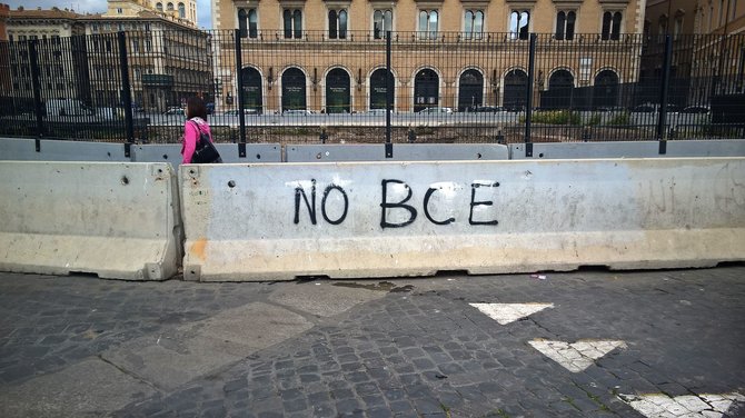 Pauliaus Jurkevičiaus nuotr./Centrinėje miesto aikštėje skelbiama: „Ne BCE (Europos centriniam bankui, – red.)“