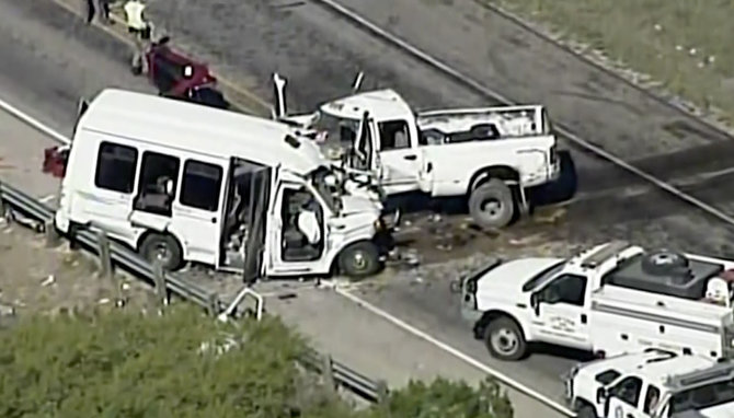 „Scanpix“/AP nuotr./Teksase susidūrė bažnyčios autobusas ir sunkvežimis