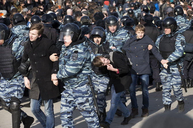 „Scanpix“/AP nuotr./Sekmadienio protestuose pasirodė daug Rusijos jaunimo