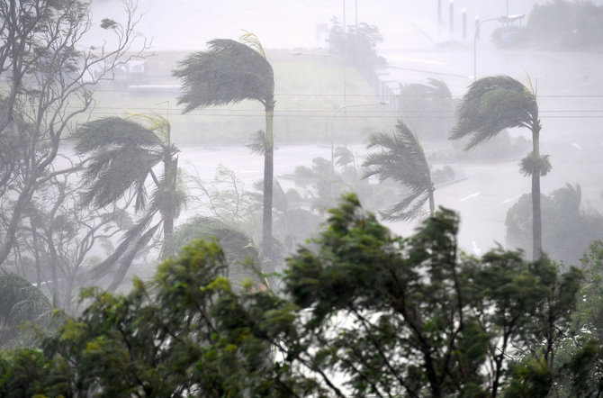 „Reuters“/„Scanpix“ nuotr./Australijos šiaurės rytinę pakrantę talžo galingas ciklonas Debė