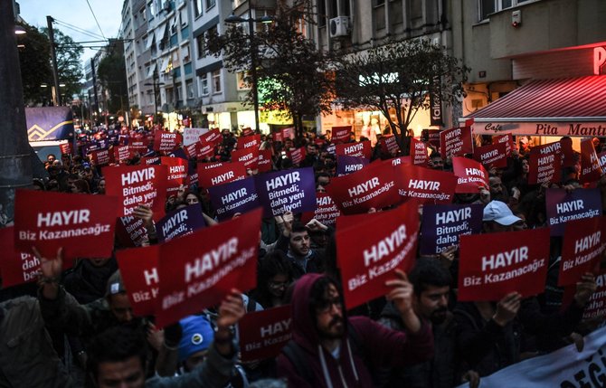 AFP/„Scanpix“ nuotr./Stambule vyko protestai prieš referendumo rezultatus