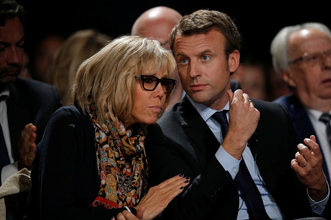 „Reuters“/„Scanpix“ nuotr./Emmanuelis Macronas su žmona Brigitte Trogneux 