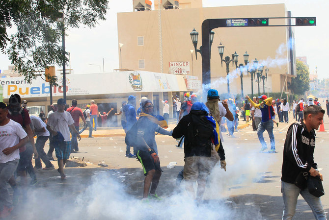 „Reuters“/„Scanpix“ nuotr./Venesueloje tęsiasi protestai prieš prezidento N.Maduro režimą