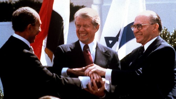 „Scanpix“/AP nuotr./Menachemas Beginas, Jimmy Carteris ir  Anwaras Sadatas (iš kairės) po taikos derybų „Camp David“