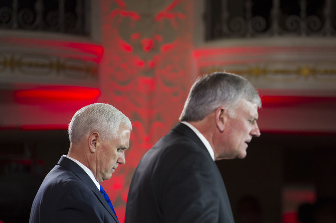 „Scanpix“/AP nuotr./Mike'as Pence'as (kairėje) ir Franklinas Grahamas 