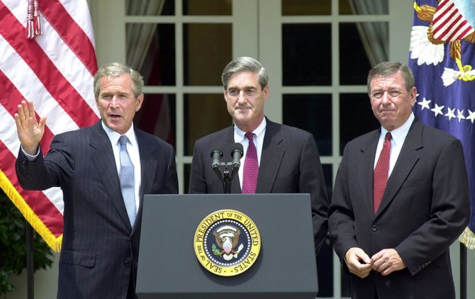 AFP/„Scanpix“ nuotr./G.W.Bushas, R.Muelleris ir J.Ashcroftas (iš kairės)