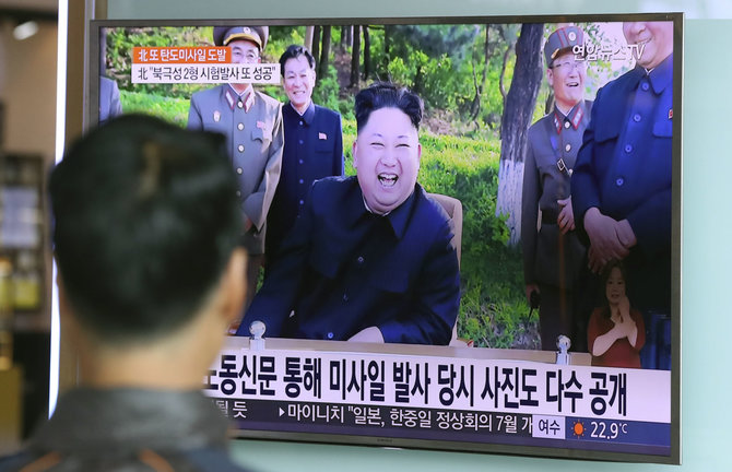 „Scanpix“/AP nuotr./Kim Jong Unas su patarėjais po dar vieno raketos bandymo