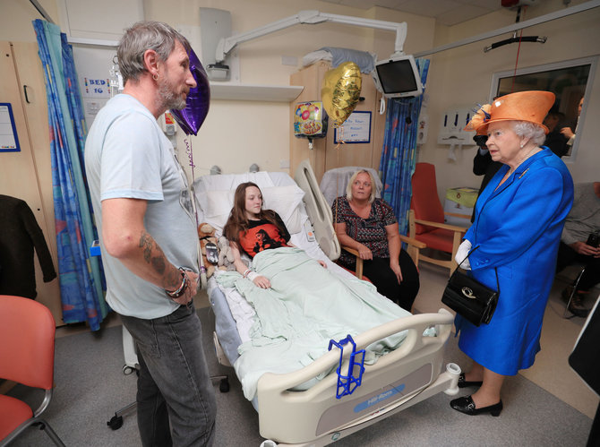 „Scanpix“/„PA Wire“/„Press Association Images“ nuotr./Karalienė Elizabeth II aplankė sužeistus vaikus